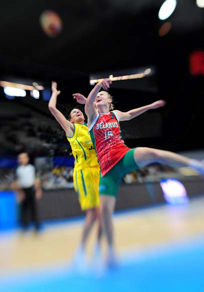 Partida entre Austrália e Bielorússia no Campeonato Mundial de Basquete Feminino que acontece em Ostrava, na República Checa