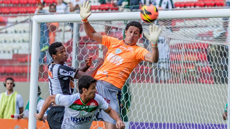 O atacante Jô, do Atlético Mineiro, em ofensiva durante partida contra a Portuguesa