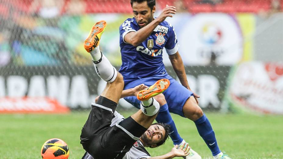 Ibson (em pé) durante partida entre Vasco x Corinthians, válida pelo  Campeonato Brasileiro