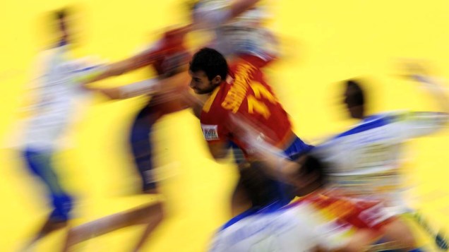 Partida entre Espanha e Eslovênia no campeonato de handebol "EHF Euro 2012", na Sérvia