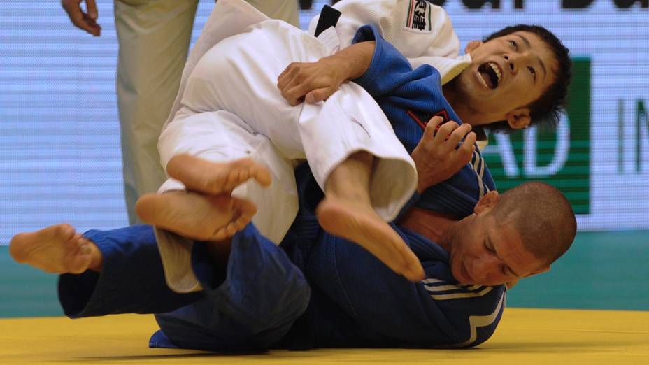 O japonês Naohisa Takato compete com o húngaro Laszlo Burjan na categoria 60 kg