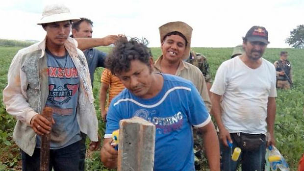 O líder sem-terra Rosalino Casco, de camiseta azul, ajuda militares a demarcarem áreas que seriam do governo em Alto Paraná, no Paraguai.