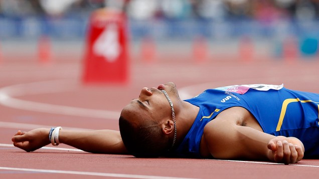 Scott Bajere, exausto após prova 200m homens durante competição de Atletismo no Estádio Olímpico de Londres