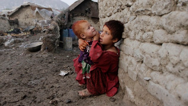 Crianças no campo de refugiados de Darul-Aman, em Cabul, no Afeganistão<br>   