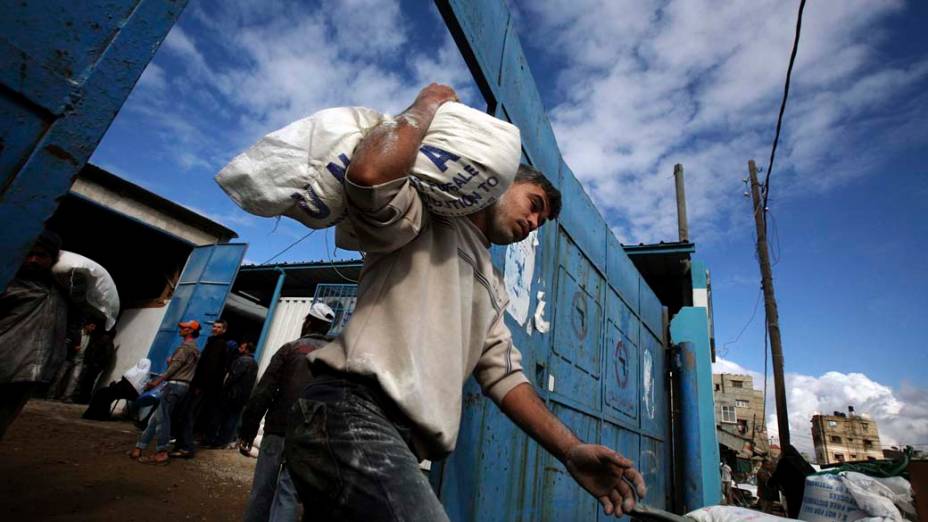 Distribuição de comida em centro das Nações Unidas em Gaza