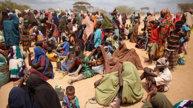 Refugiados aguardam na área de registro do acampamento Dagahaley, no campo de refugiados de Dadaab, Quênia