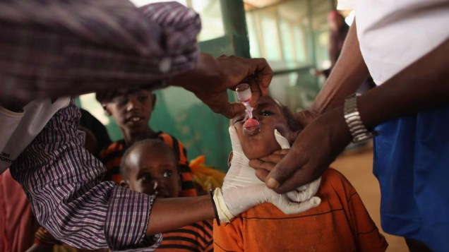 Criança recebe vacina dos Médicos sem Fronteiras em Dagahaley, no campo de refugiados de Dadaab, Quênia