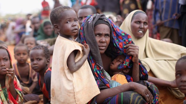 Refugiados na área de registro do acampamento Ifo, no campo de refugiados de Dadaab, Quênia