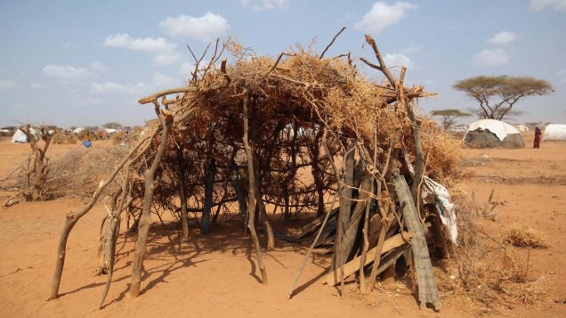 Escola feita de arbustos em Dagahaley, no campo de refugiados de Dadaab, Quênia