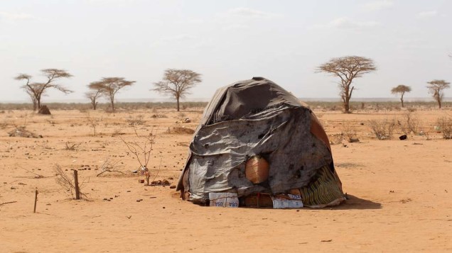 Cabana construída por refugiados somalis em Dagahaley, no campo de refugiados de Dadaab, Quênia