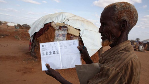 Refugiado somali com o registro de sua família em Dagahaley, no campo de refugiados de Dadaab, Quênia
