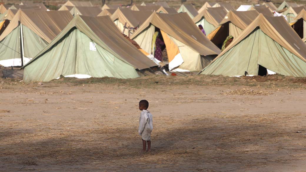 Campo de refugiados das enchentes em Kakar, no Paquistão
