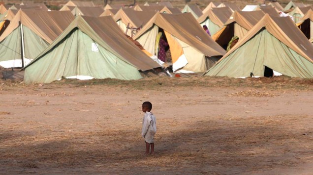 Campo de refugiados das enchentes em Kakar, no Paquistão
