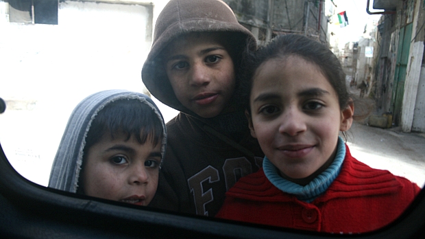 Crianças palestinas em campo de Balata, em Nablus