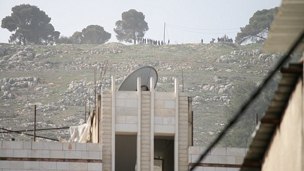 Forças israelenses vigiam o campo de Balata, em Nablus