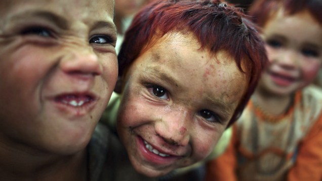 Crianças no campo de refugiados de Darul-Aman, em Cabul, no Afeganistão
