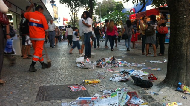 Lixo produzido pelas campanhas eleitorais fez aumentar a sujeira no calçadão de Campo Grande