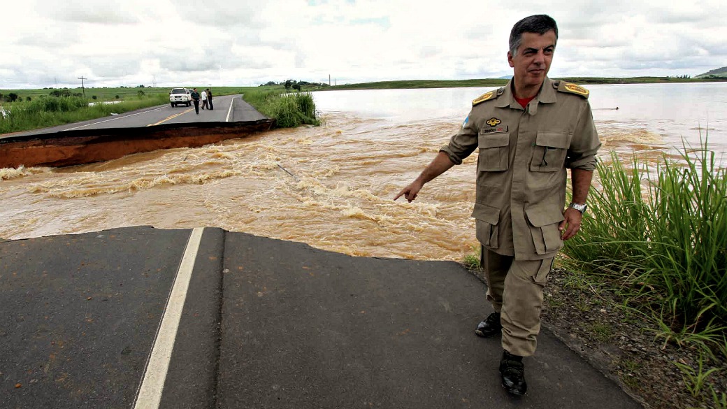 O coronel da Defesa Civil estadual do Rio, Sérgio Simões, na área inundada no município de Campos: o bairro de Três Vendas virou mar