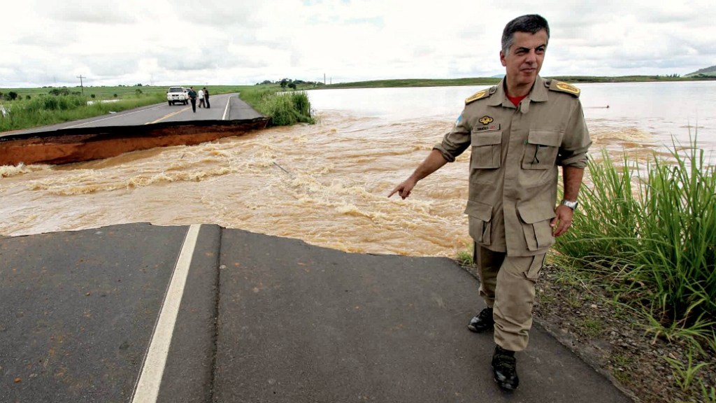 O coronel da Defesa Civil estadual do Rio, Sérgio Simões, na área inundada no município de Campos: o bairro de Três Vendas virou mar