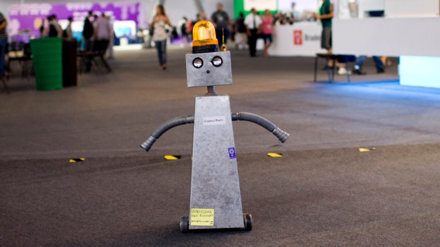 O robô criado pelo campuseiro Edson Ruivo "caminha" no segundo dia da Campus Party no Parque Anhembi, São Paulo