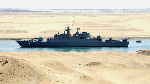 O Canal de Suez atravessa o Egito e permite o transporte de carga entre o Oriente Médio e a Europa