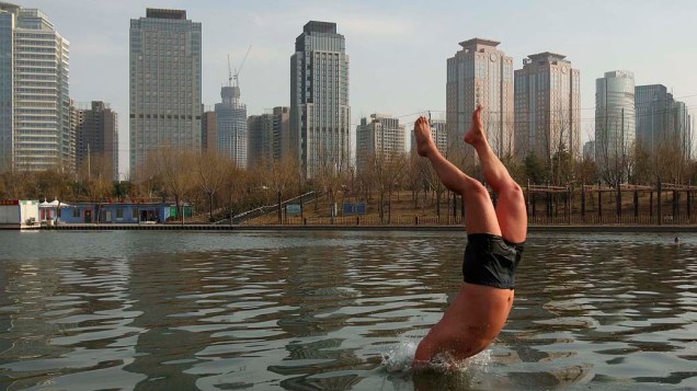 Canal da cidade de Zhengzhou onde chineses nadam durante o inverno