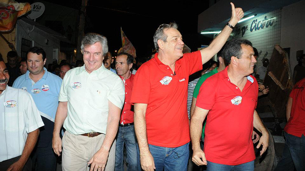 O senador e ex-presidente Fernando Collor (PTB) caminha com Ronaldo Lessa (PDT) durante a campanha em Maceió