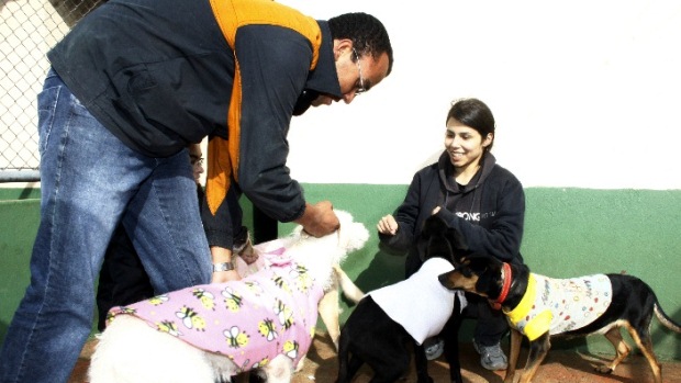 O local continua recebendo doações de roupas e cobertas já que o frio promete ser intenso