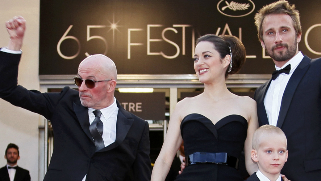 No tapete vermelho do Festival de Cannes, Marion Cotillard entre o diretor Jacques Audiard e os atores Matthias Schoenaerts e Armand Verdure, o menino que atua em 'De rouille et d'os'