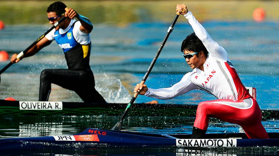 O brasileiro Ronilson Oliveira (esq.) compete na canoagem velocidade C1 200 m, em 10/08/2012