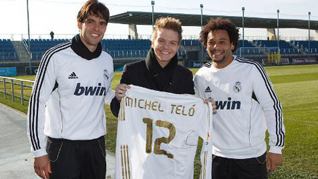 Michel Teló visita os jogadores do Real Madrid em viagem à Espanha