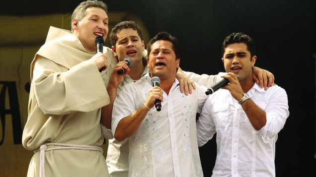 Padre Marcelo com Pedro, Leonardo e Thiago, na gravação do seu DVD, em 2009 Padre Marcelo com Pedro, Leonardo e Thiago, na gravação do seu DVD, em 2009