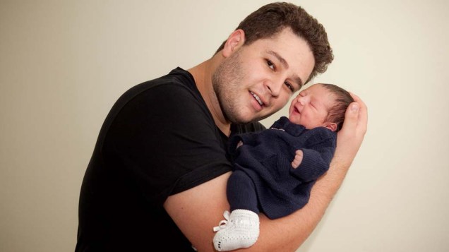 Pedro com a filha recém-nascida, Maria Sophia, no Hospital e Maternidade Santa Joana, em 2011