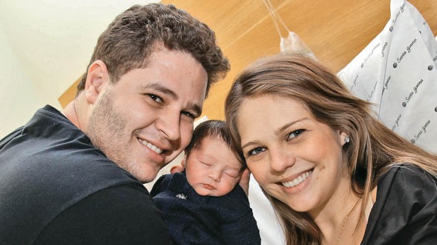 Pedro Leonardo com a esposa, Thais Gebelein, e a filha recém-nascida, Maria Sophia, no Hospital e Maternidade Santa Joana, em 2011