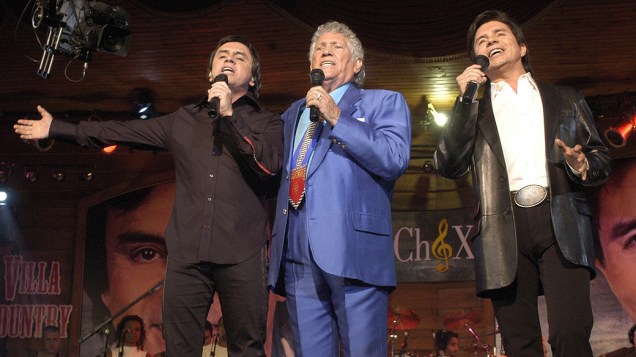 Tinoco, da dupla Tonico e Tinoco, como convidado especial, cantando com a dupla Chitãozinho e Xororó em 2004