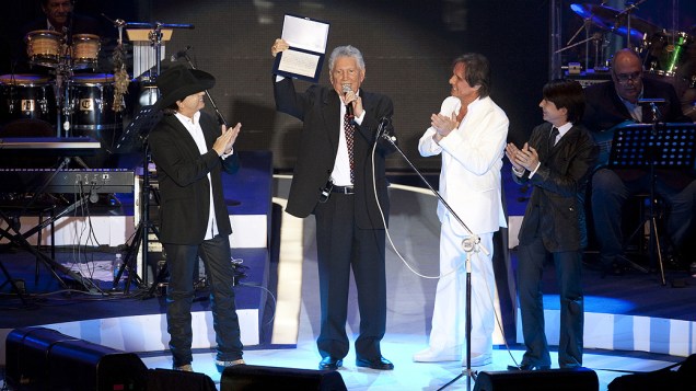 Tinoco recebendo homenagem pelos 75 anos de carreira, com Chitãozinho, Roberto Carlos e Xororó, durante o show "Emoções Sertanejas", em homenagem aos 50 anos de carreira do cantor Roberto Carlos, no Ginásio do Ibirapuera em 2010