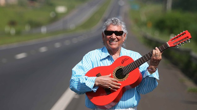Morreu na madrugada desta sexta-feira o cantor José Perez, da dupla sertaneja Tonico e Tinoco. Na foto, Tinoco posa para foto na Rodovia Luiz de Queiroz, em Piracicaba, interior de São Paulo em 2009