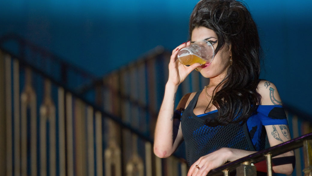 Amy Winehouse durante show da banda The Libertines