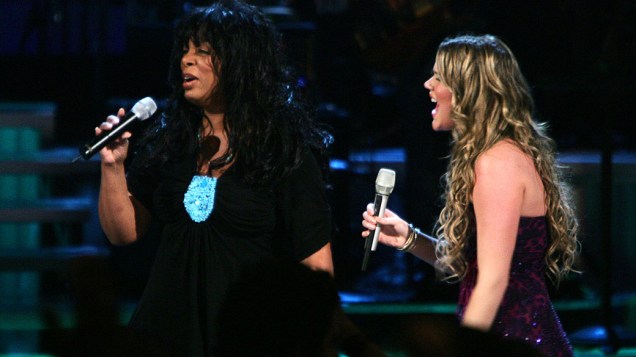 Donna Summer se apresenta com a cantora Joss Stone em 2005