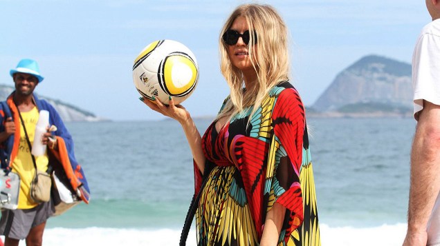 A cantora Fergie em um passeio pela Praia de Ipanema, no Rio de Janeiro
