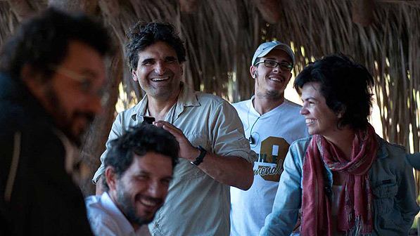O diretor Cao Hamburger e equipe no set de 'Xingu', que também vai virar microssérie na Globo