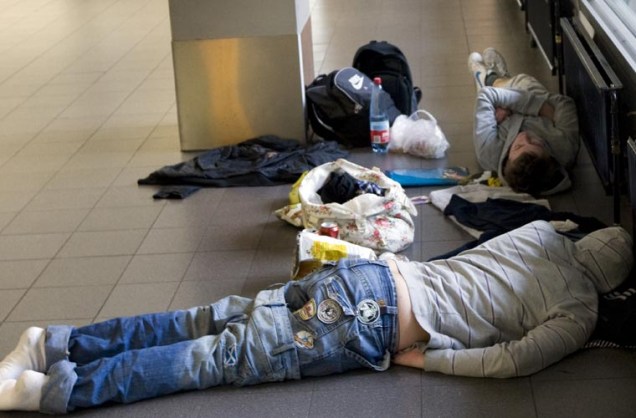 Passageiros dormem no chão do aeroporto de Schiphol, em Amsterdã (Holanda), enquanto aguardam a normalização do tráfego aéreo.
