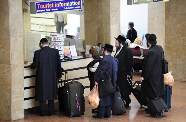 Turistas buscam informações nos balcões das companhias aéreas em Budapeste (Hungria).