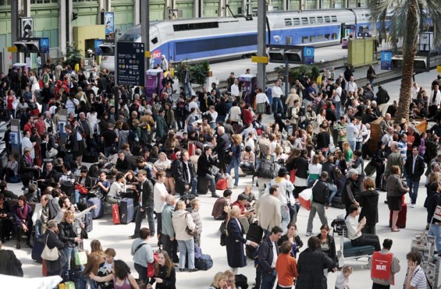 O caos aéreo afetou também as estações de trens, que ficaram lotadas. Acima, a estação Gare de Lyon, em Paris (França).
