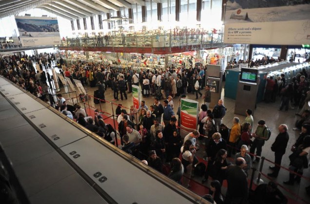 Em Roma, na Itália, passageiros também se aglomeraram nas plataformas da estação Termini.