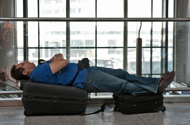 Em Roma, passageiro improvisa uma cama no aeroporto Fiumicino.