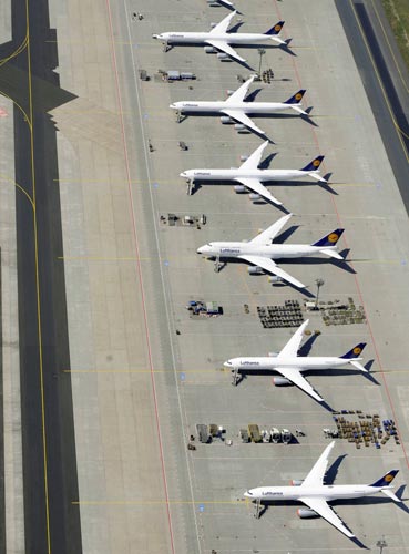 Aviões da Lufthansa no aeroporto de Frankfurt, na Alemanha.