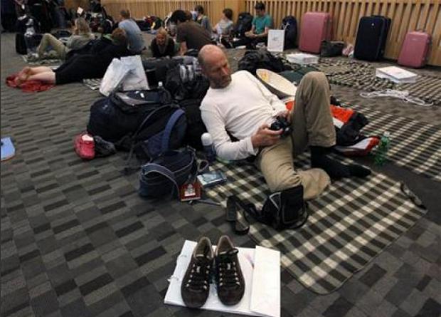 Passageiros acampam nas salas de embarque à espera da normalização do caos aéreo