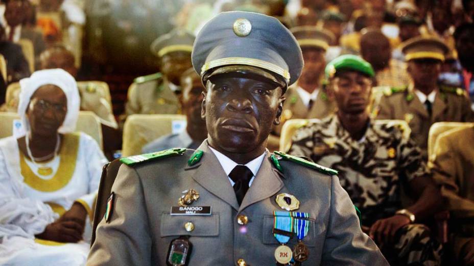 O capitão Amadou Sanogo, líder do golpe de Estado em Mali, assiste posse de Dioncounda Traoré como presidente interino do país