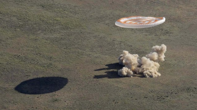 A cápsula espacial russa Soyuz TMA-20 aterrissa com segurança no Cazaquistão